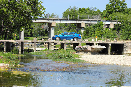 桥上汽车在旧桥上驾车背景