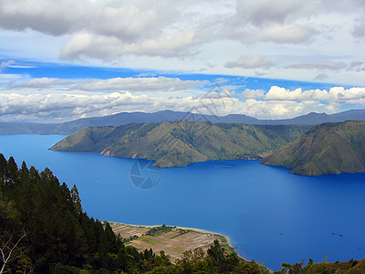 托巴湖爬坡山脉风景蓝色绿色热带棉兰鸟羽全景旅游图片