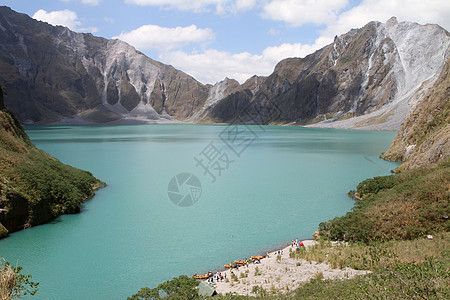 皮纳图博山蓝色天空风景白色火山旅游绿色陨石游客图片