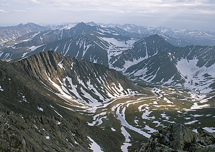 乌拉尔山岩石蓝色天空地质学纱布马戏团远足悬崖山脉洼地图片