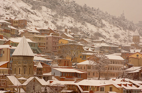 寒冬的景象在雾日以雪覆盖第比利斯旧城圆顶城堡历史堡垒大教堂时间蓝色宗教基督据点图片