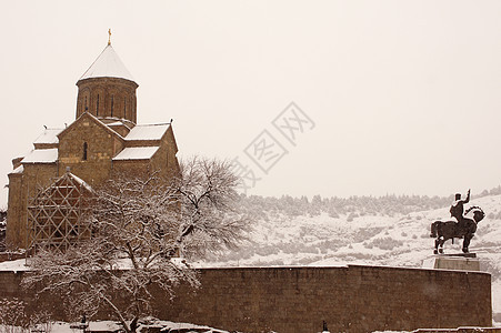 寒冬的景象在雾日以雪覆盖第比利斯旧城大教堂基督堡垒据点圆顶时间宗教城堡教会历史图片