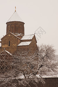 寒冬的景象在雾日以雪覆盖第比利斯旧城圆顶教会历史宗教城堡城市据点蓝色基督时间图片