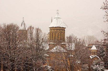 寒冬的景象在雾日以雪覆盖第比利斯旧城历史城堡城市大教堂教会时间宗教堡垒基督据点图片