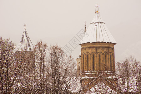 寒冬的景象在雾日以雪覆盖第比利斯旧城据点城堡堡垒大教堂历史蓝色基督圆顶时间教会图片