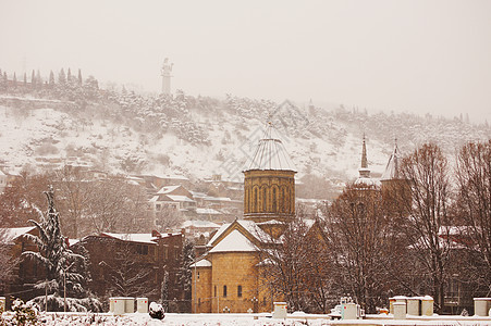 寒冬的景象在雾日以雪覆盖第比利斯旧城基督时间据点城市历史圆顶大教堂堡垒教会城堡图片