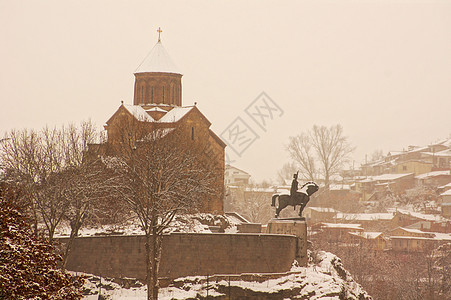 寒冬的景象在雾日以雪覆盖第比利斯旧城城市据点蓝色时间历史宗教城堡圆顶堡垒基督图片