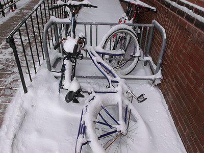 冬季在自行车上下雪图片