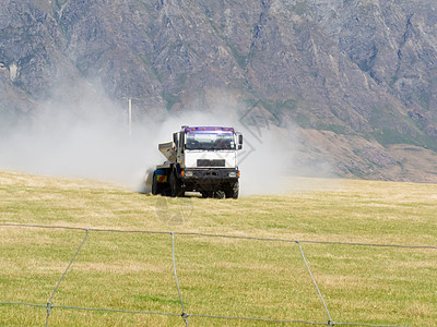 在牧场草原上撒肥的卡车旋转化学品场地吊具喷涂草地喷雾器生长农田治疗图片