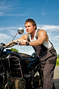 穿锅炉装的帅哥在骑摩托车图片