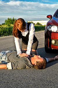年轻人在路上恢复生命 概念急救女士帮助运输损害车辆医生碰撞按摩疼痛压力图片