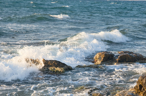 海波海浪海景蓝色滚动自然巨石阳光边缘沿海冲浪支撑图片