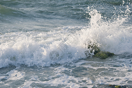 海波海浪石头海景滚动浪花冲浪运动飞溅场景海岸线蓝色图片