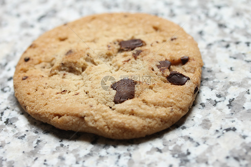 孤立的巧克力薯片饼干育肥白色食物小吃传统面粉大理石诱惑芯片甜点图片