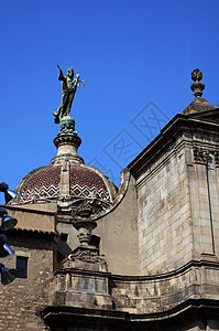 西班牙中部巴塞罗那建筑群的正面景象窗户阳台套管建筑天空中心旗帜公寓历史性城市图片