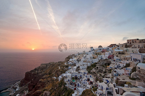 圣托里尼岛日落露天建筑天空房屋火山栅栏旗帜风车建筑学风景图片