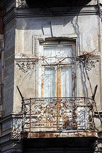 第比利斯Kalaubani地区传统雕刻阳台大教堂圆顶房子镂空宗教三位一体教会城市基督蓝色图片
