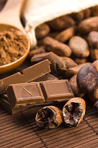 可可可可豆和巧克力盘子甜点宏观扁豆植物美食种子玻璃香料粮食图片