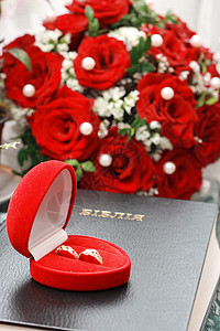 红玫瑰仪式婚姻圣经红色花束通道玫瑰戒指图片