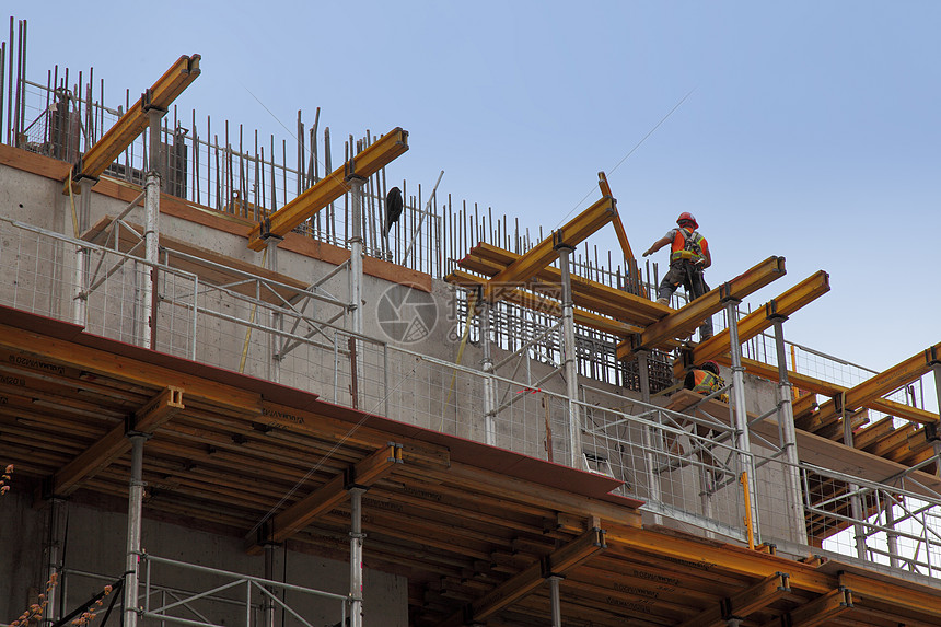 工人在建造钢梁办公室BUI期间参与行动劳动安全职业建设者光束工业城市工作安装摩天大楼图片