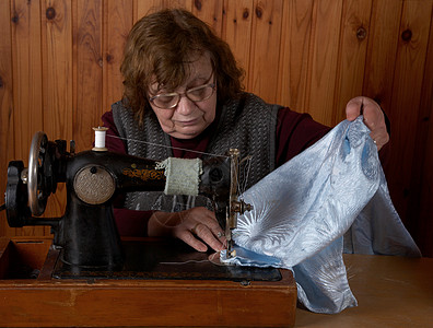 老妇人缝衣材料缝纫机老化织物针线活机械纺织品老年缝纫就业图片