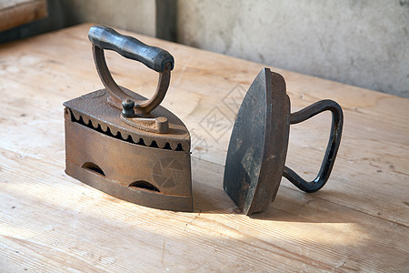 两把旧铁棍放在桌子上家务阳光家政金属工具静物熨烫家庭图片