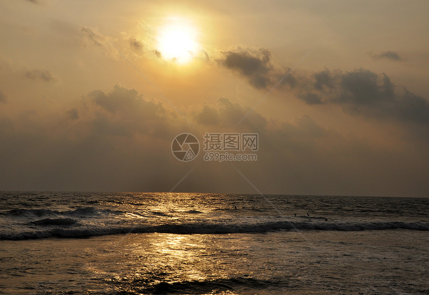 斯里兰卡的海洋日落斯里兰卡天空色调季节海岸云景地平线波浪戏剧性逃离反射图片