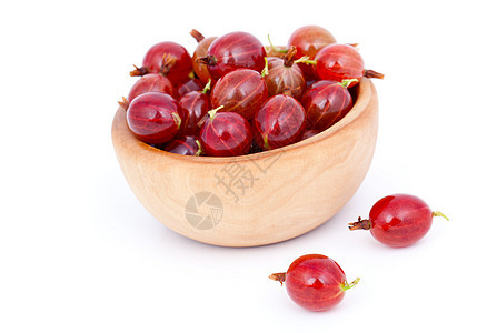 白色背景的木碗里新鲜红鹅莓 在白色背景上红色食物诱惑甜点醋栗水果小吃图片