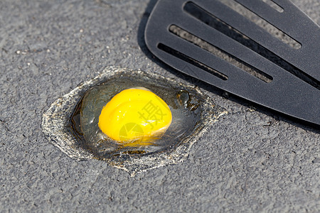 热水路表面的鸡蛋开始煎实验薯条烘烤沸腾用具油炸烹饪路面柏油图片