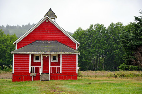 小红校舍定居者课堂先锋红色房子建筑学草地地标农村历史图片