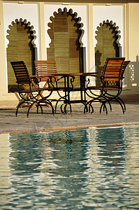 印度Udaipur的中世纪建筑 由游泳池与中世纪建筑对抗图片