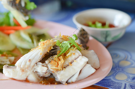 蒸蒸鱼饮食绿色烹饪盘子食物蔬菜海鲜草本植物美食午餐图片