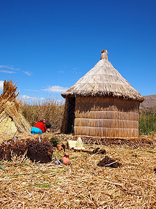 漂浮的乌罗斯群岛上的里德小屋岛屿旅行茅草普诺乡村烘干旅游文化房子图片