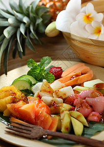 印度尼西亚马来人常见的传统水果沙拉菜盘(马来人)高清图片