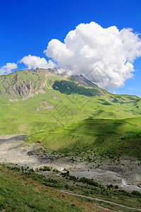 高加索绿色山脉的夏季风景景观岩石旅行森林全景首脑爬坡绿色叶子季节悬崖图片