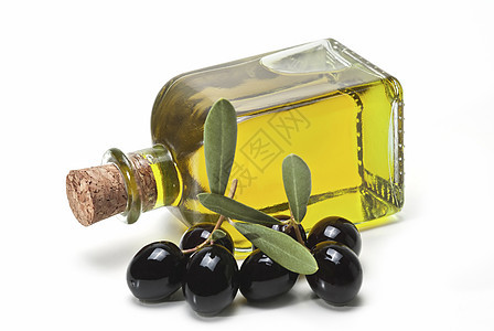 黑色橄榄和一瓶橄榄油图片