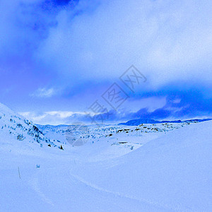 雪中山丘旅游高度滑雪悲伤爬坡石头旅行树木风景图片