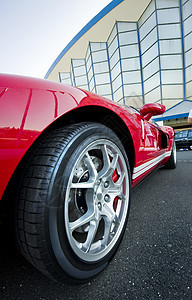 红色运动车轮车辆驾驶汽车金属技术面具跑车马力轮辋沥青图片