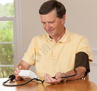 家里血压高的老年男子治疗手臂男性病人压力男人窗户脉冲测试考试图片