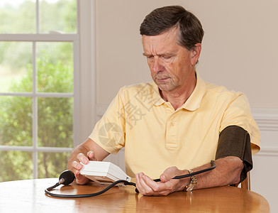 家里血压高的老年男子高血压测量压力诊断卫生临床男性考试脉冲病人图片