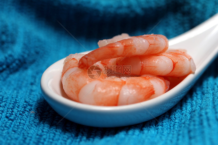 汤匙上美味新鲜虾工作室小吃美食橙子饮食蓝色勺子厨房餐厅盘子图片
