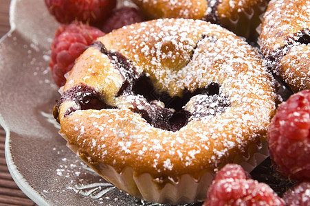 带新鲜水果的草莓饼干覆盆子咖啡海绵食物果味蛋糕盘子糖霜水果蛋糕糖果图片
