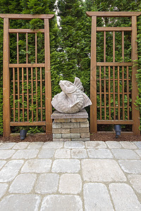 花园后院的亚洲科伊鱼雕像图片