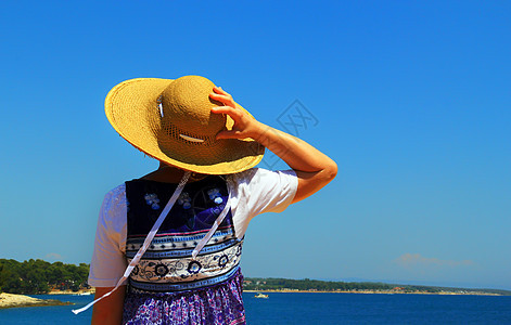 炎热日闲暇游客风镜假期季节太阳海滨微笑女孩快乐图片