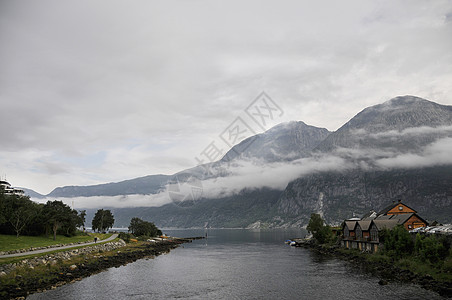 Eidfjord挪威房子木头天空环境旅行薄雾银行旅游绿色图片