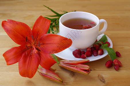 茶 有成熟的草莓食物桌子美食茶杯水果荒野甜点薄荷季节浆果图片