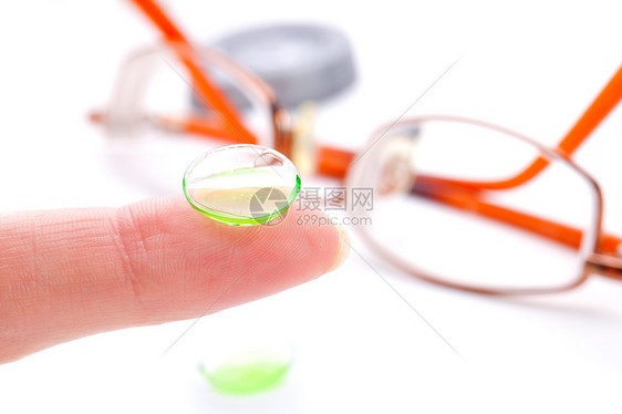 手指上的隐形透镜 在白色背景上被孤立图片