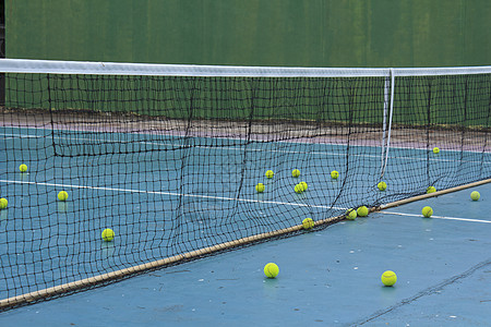 在法庭上练习网球赛图片