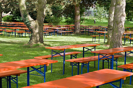 啤酒桌和座席长凳草地家具花园雨滴桌子木头金属套装公园图片