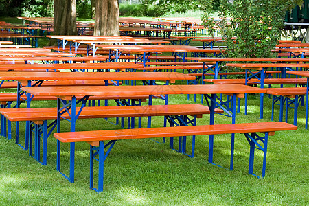 啤酒桌和座席啤酒长凳公园金属家具草地花园雨滴桌子木头图片